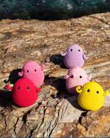 frimousse petite poupée de forme rondelle plusieurs couleurs toutes moelleuses pour accrocher à un sac une ceinture poser sur un bureau accompagne de ruban avec des mots bienveillants Les Félicités
