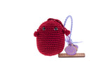 Frimousse petite poupée de forme ronde de couleur framboise crochetée en fil de coton à la main à bali dans un atelier artisanal peut servir de bijoux de sac ou décorer un bureau accompagner de rubans imprimés de mots bienveillants @lesfelicites Les Félicités