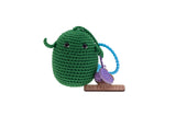 Frimousse petite poupée de forme ronde de couleur verte crochetée en fil de coton à la main à bali dans un atelier artisanal peut servir de bijoux de sac ou décorer un bureau accompagner de rubans imprimés de mots bienveillants @lesfelicites Les Félicités