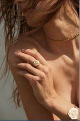 chevalière constance plaqué or émail écru et nacre blanche @lesfélicités