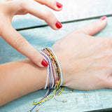 Bracelets porte-bonheur autour d'un poignet de femme