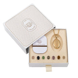 Coffret contenant un médaillon sur chaîne, sept pierres de protection et un livret expliquant les vertus de chacune.