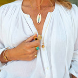 Collier chakra, petit médaillon, sphère et pierres de protection portés autour du cou