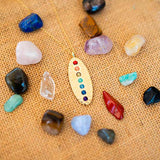 Collier chakra en plaqué or avec pierres de protection jaspe rouge, l’ambre, la citrine, la malachite, la turquoise, la sodalite et l’améthyste