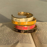 Quatre joncs avec mots karma, rêve, danse et aime