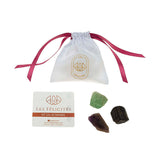 Trois pierres de protection: l'améthyste, la tourmaline noire et l'aventurine et une carte explicative de leurs vertus.