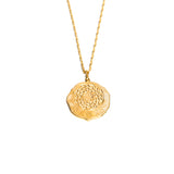 Médaille mandala gravée "santé" sur chaîne en plaqué or