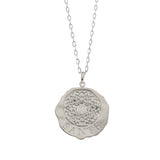 Médaille mandala gravée "santé" sur chaîne en plaqué argent