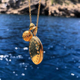 Médaillon et sphère sur chaîne sur fond mer