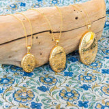 Médaillon de protection de trois tailles différentes sur bois naturel