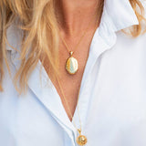 Petit médaillon de protection et petite sphère porté au cou