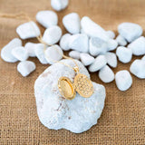 Petit médaillon de protection ouvert sur pierres blanches