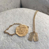 Les colliers plaque tarot étoile et soleil avec la gourmette amour sur une roche naturelle