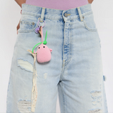 Frimousse poupée crochetée en fil de coton de coloris rose clair accroché au passant d'un pantalon @lesfelicites Les Félicités 
