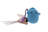 Frimousse petite poupée  de forme ronde de couleur bleu  crochetée en fil de coton à la main à bali dans un atelier artisanal peut servir de bijoux de sac ou décorer un bureau accompagner de rubans imprimés de mots bienveillants @lesfelicites Les Félicités 