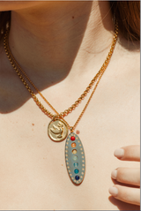 le collier médaille colombe est portée sur un mannequin femme 