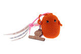 Frimousse petite poupée  de forme ronde de couleur orange crochetée en fil de coton à la main à bali dans un atelier artisanal peut servir de bijoux de sac ou décorer un bureau accompagner de rubans imprimés de mots bienveillants @lesfelicites Les Félicités 