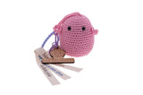 Frimousse petite poupée  de forme ronde de couleur rose  crochetée en fil de coton à la main à bali dans un atelier artisanal peut servir de bijoux de sac ou décorer un bureau accompagner de rubans imprimés de mots bienveillants @lesfelicites Les Félicités 