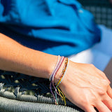 Bracelets porte-bonheur et ses pierres de protection portés autour d'un poignet