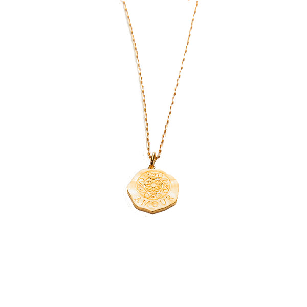 Médaille mandala gravée "amour" sur chaîne en plaqué or