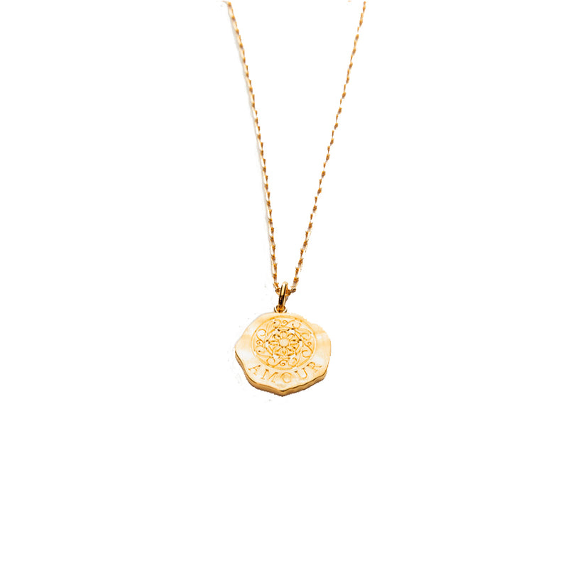 Médaille mandala gravée "amour" sur chaîne en plaqué or