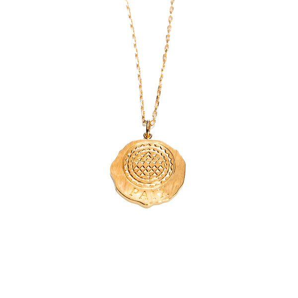 Médaille mandala gravée "paix" sur chaîne en plaqué or