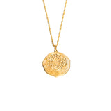 Médaille mandala gravée "santé" sur chaîne en plaqué or